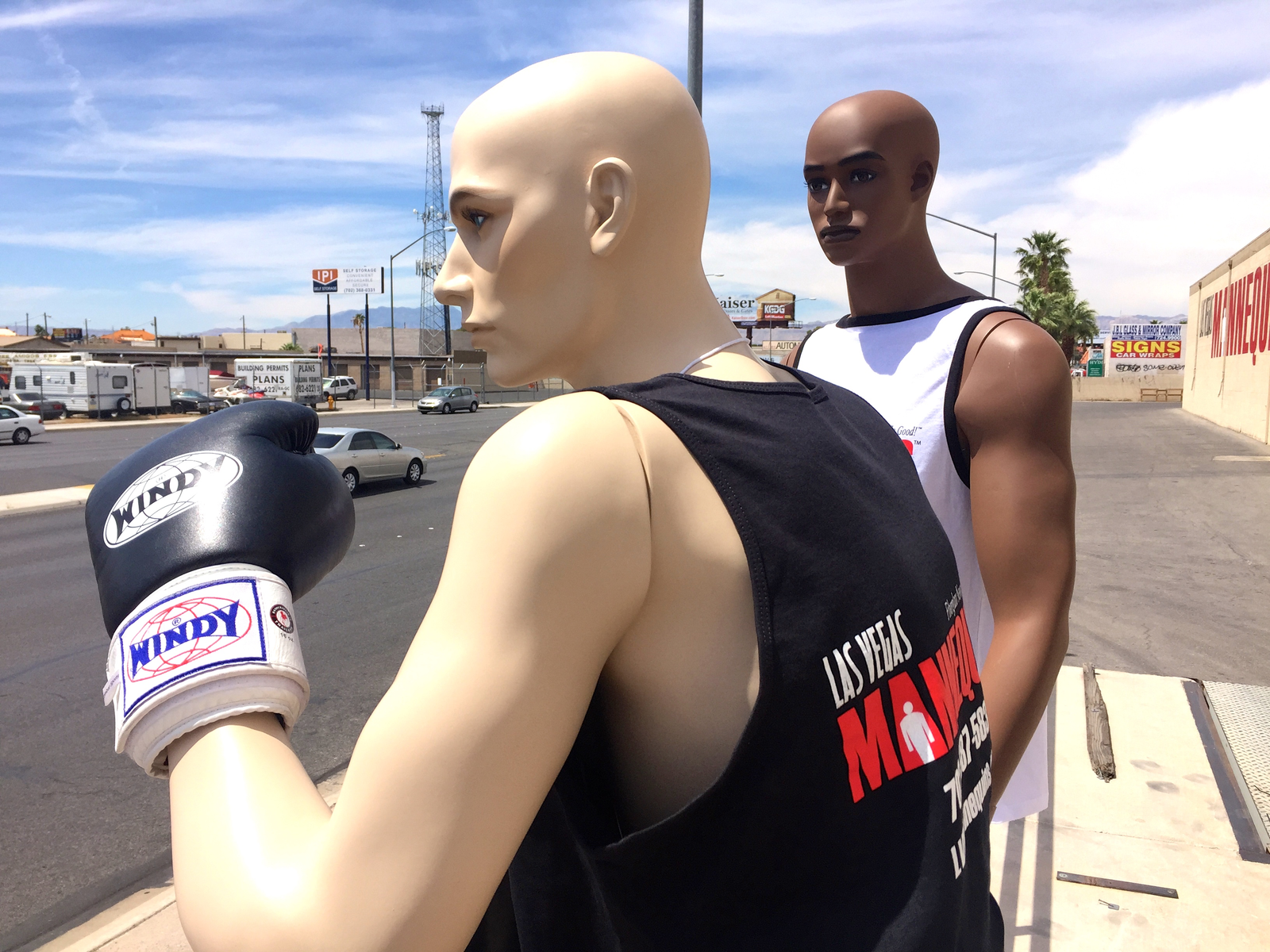 MAYWEATHER-PACQUIAO VISIT LAS VEGAS MANNEQUINS FOR A LITTLE PREFIGHT FUN
